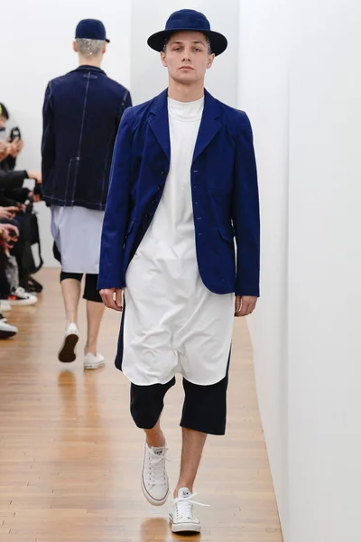 Look 16